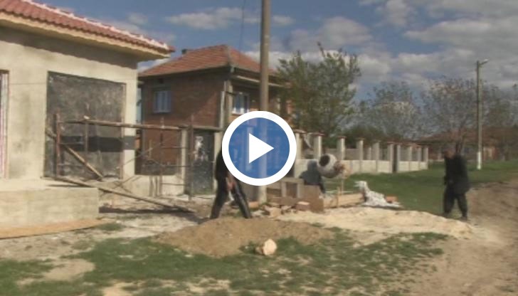 Заиграха къщи, прозорци. В цялото село се чу, като я гръмнаха