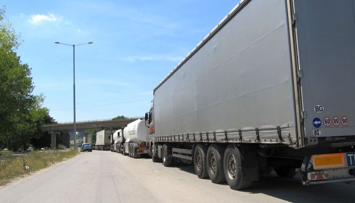 Камионът, натоварен със стъкла, се е преобърнал на кръговото движение край Безмитна зона