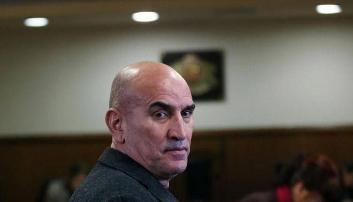 Скандалният кмет на с. Галиче Ценко Чоков прекъсна днешното заседанието на съда