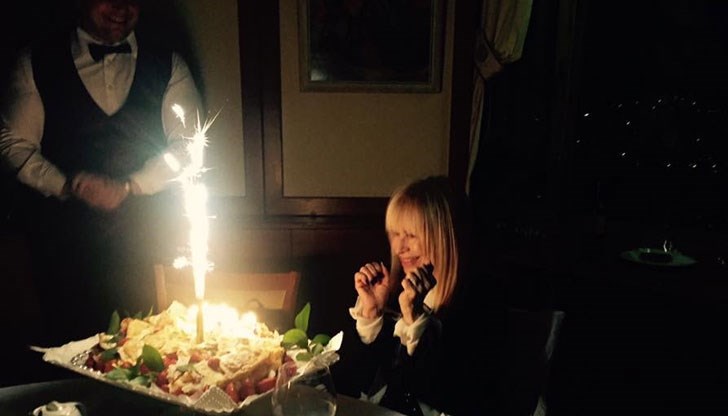 Един от подаръците, доставен от близък приятел на Лили, успя да се отличи от останалите пищни букети