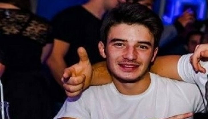 Вчера му откриват мозъчна аневризма, операцията е насрочена за 18-ти април,а трябват 10 000 лева Вчера му откриват мозъчна аневризма, операцията е насрочена за 18-ти април,а трябват 10 000 лева