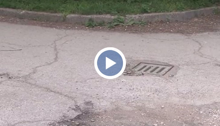 Дупките пред блок "Калина" се пълнят с камъчки, бил свършил материала