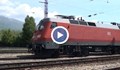 Дерайлирал локомотив блокира движението на влакове