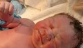 Бебе се роди стискайки нещо странно в ръчичката си