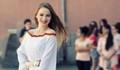 Красива абитуриентка събра очите на всички
