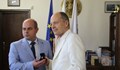 Кметът закичи със златна значка професор Цекомир Воденичаров