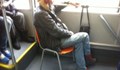 Пътник на градския транспорт носи стол със себе си