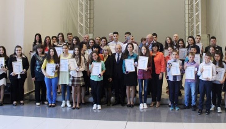 По традиция кметът Пламен Стоилов поздрави изявените русенски ученици в знак на благодарност към положения труд