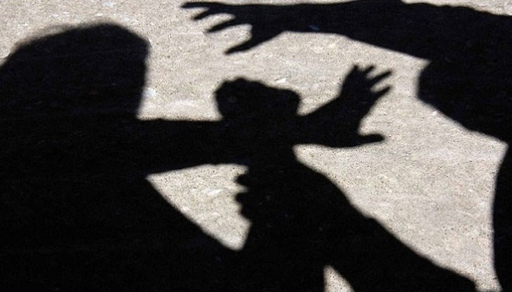 Въоръжен младеж преби момиче и заплаши да я убие Въоръжен младеж преби момиче и заплаши да я убие