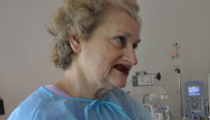 69-годишната майка няма телефон, а звънецът на жилището ѝ е изключен, за да не я безпокои никой