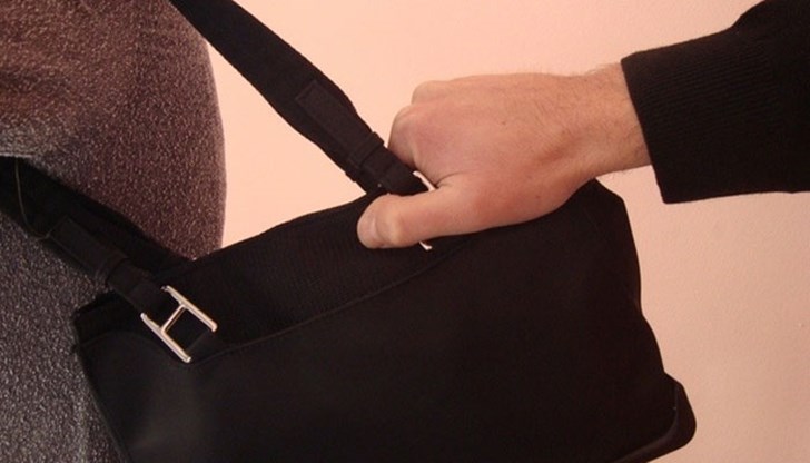 Мъж издърпал чантата й и побягнал в неизвестна посока Мъж издърпал чантата й и побягнал в неизвестна посока