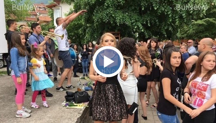 Баладжии от Враца спретнаха купон пред училището, което завършват