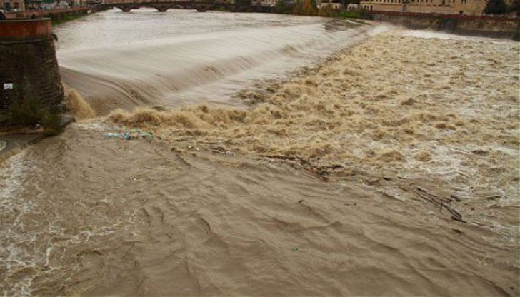 Десетки къщи са под вода