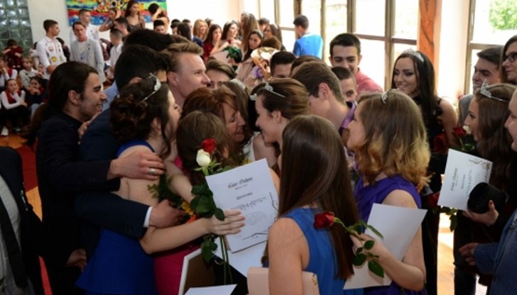 Бляскаво абитуриентско парти организираха в Италианския лицей в столичния квартал Горна баня Бляскаво абитуриентско парти организираха в Италианския лицей в столичния квартал Горна баня