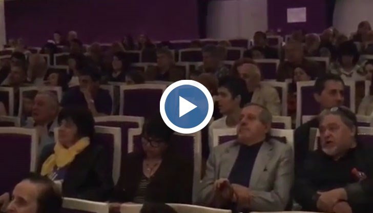 "Съжалявам, че няма да можете да гледате филма", обърна се режисьорът към публиката