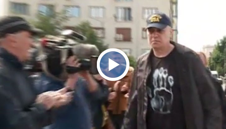 Протестът на Слави Трифонов пред парламента продължава четвърти ден