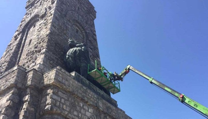 Специалисти започнаха обследване състоянието на бронзовата статуя