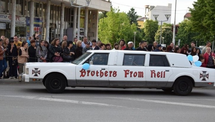 Фамозното пристигане на младежа беше приветствано с бурни овации