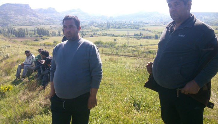 След него останаха обувките му и топката, плуващи в язовира