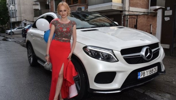 Симона събра погледите на всички със стилния си вид