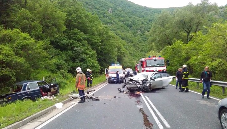 Двама души загинаха на място