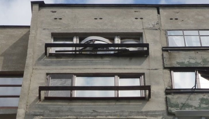 Жената бе изхвърлена на улицата от съседите си Жената бе изхвърлена на улицата от съседите си