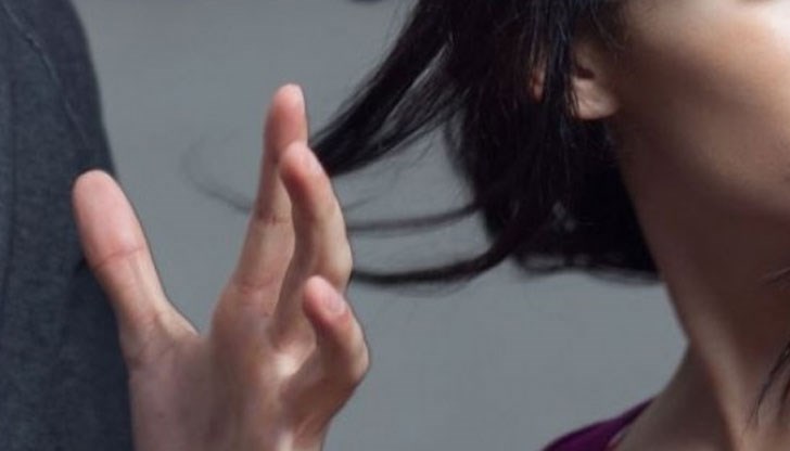 Агресорката освен, че ритна старица, е ошамарила и друга жена / Снимката е илюстративна Агресорката освен, че ритна старица, е ошамарила и друга жена / Снимката е илюстративна