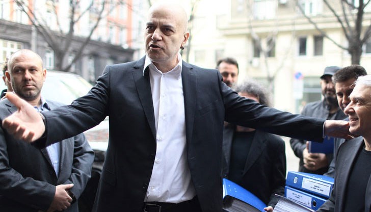 В момента на мястото има журналисти, които го чакат В момента на мястото има журналисти, които го чакат