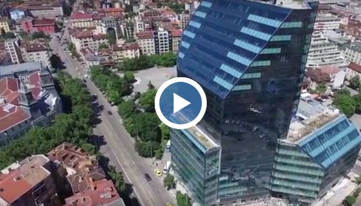 Дрон засне внушителната сграда в центъра на София