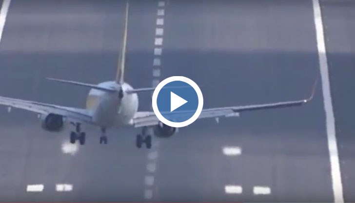 Самолетът всеки момент щеше да се забие с носа си в пистата, заради бурни ветрове