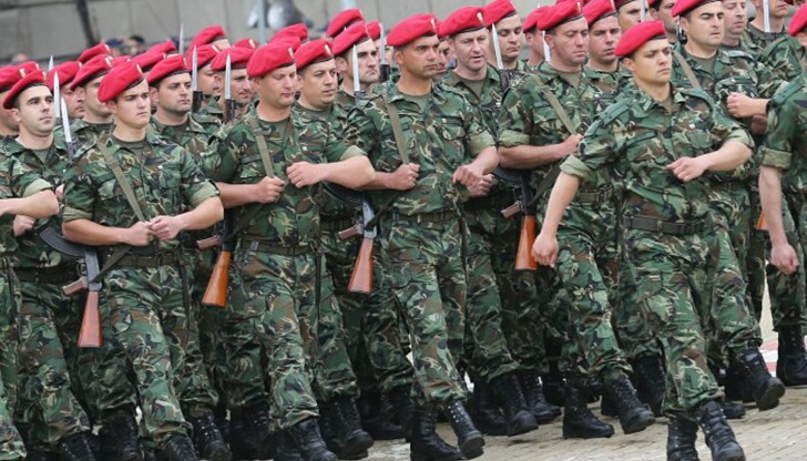 Правителството иска да осигури равни възможности на мъжете и жените военнослужещи