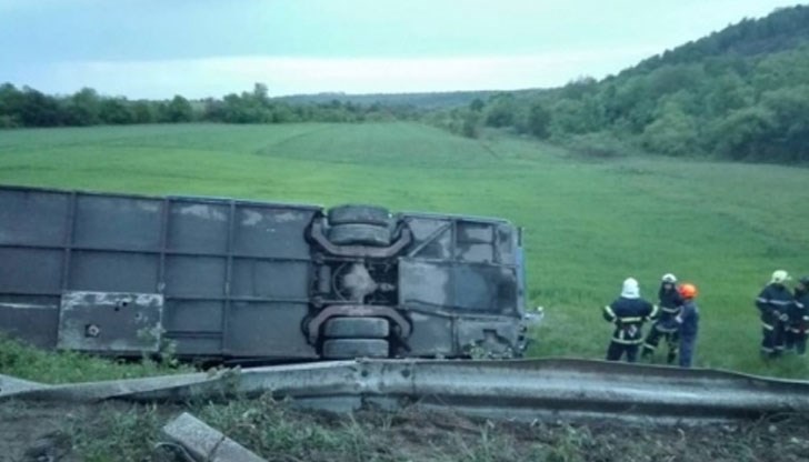 Трима души са тежко ранени след като ТИР прати автобус в дере