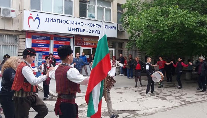 Десетки русенци се включиха във флашмоб пред ДКЦ-2 в Световния ден  на физическата активност