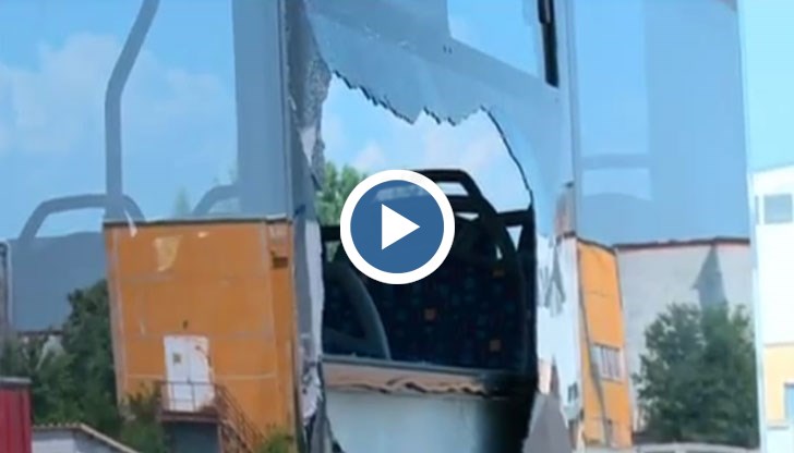 Стъклата на два автобуса са изпочупени