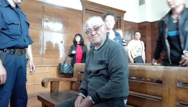 Жената се съпротивлявала, заради което той й нанесъл удари в главата, след което я удушил Жената се съпротивлявала, заради което той й нанесъл удари в главата, след което я удушил