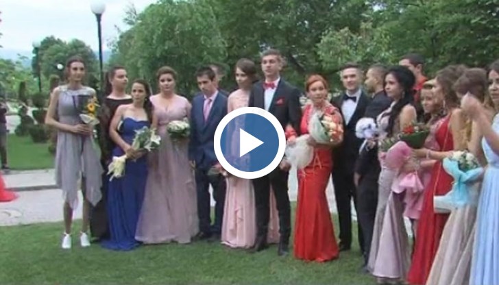 Млади хора събраха средства, за да помогнат на две момичета да имат своя вълнуваща бална вечер