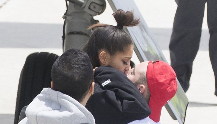 23-годишната певица беше посрещната от своето семейство и гаджето й рапъра Мак Милър