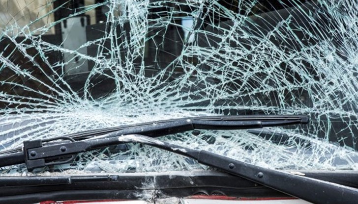 Малкият "Нисан Микра" е съборил пътни табели и се е превъртял няколко пъти в близката трева