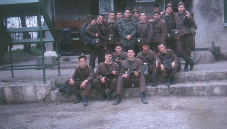 Някои казват, че за две години ги направила истински мъже. Глупости! Една съученичка направи това с мен за един час!