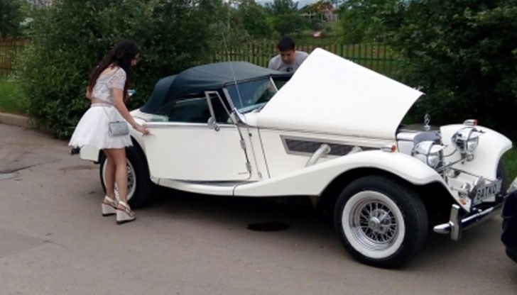 На помощ й се притече шофьор на Опел, който напразно се опитваше да подкара авариралия автомобил