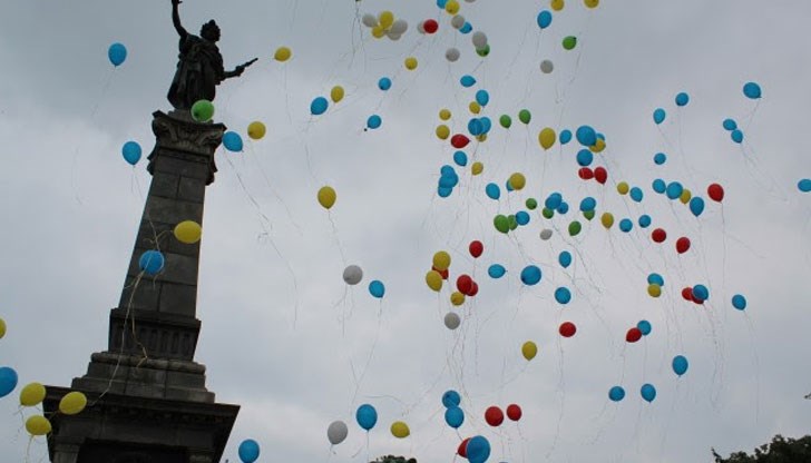 Евромозайка „10 години в звездния кръг на Европа“ украси днес Паметника на Свободата с участието на 120 деца