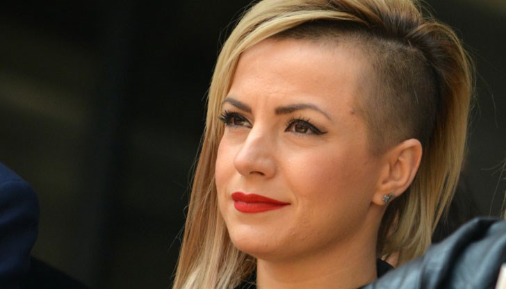 Поли изля мъката си и пророни сълзи на сцената на столичен клуб