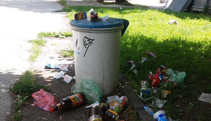 Боклукът си стои така от 3 седмици!