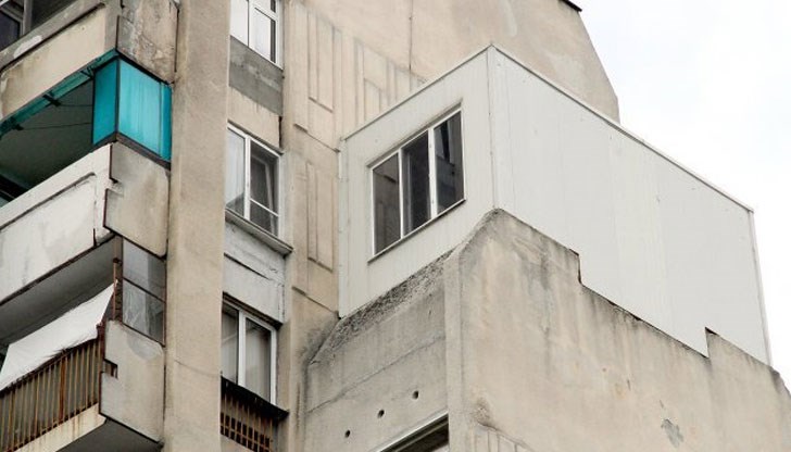 С него е разширен с още едно помещение с размери 5,36 м на 2,77 метра апартамент № 28 в жилищната сграда