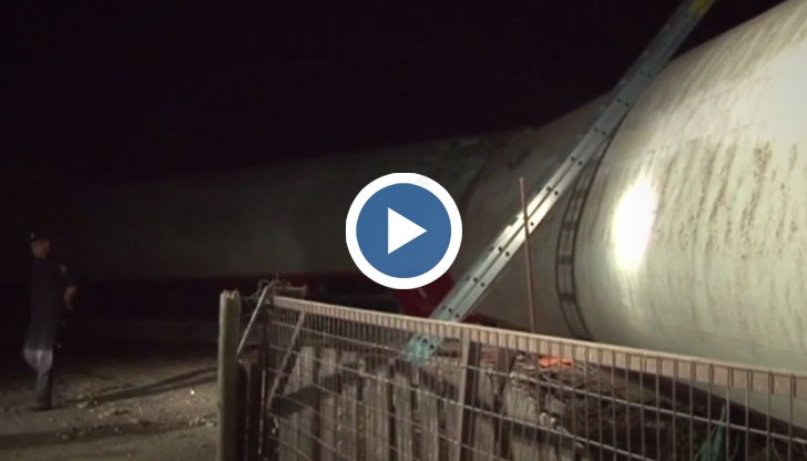 Двама души загинаха, а трима са в тежко състояние, след като влак се вряза в къща