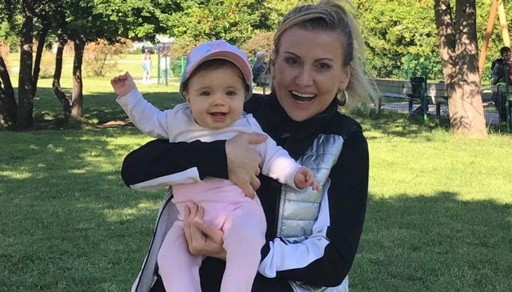 С мама, татко и баба на разходка в парка, написа Раева над снимките