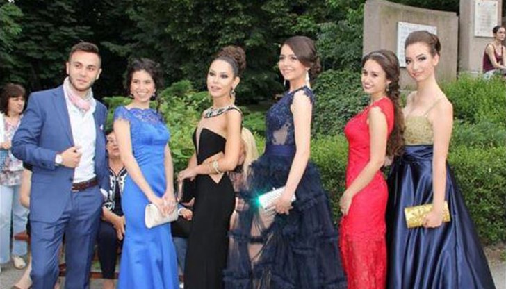 Стартът на тазгодишните балове в Пазарджик доказва, че пошлата мода безвъзвратно си е отишла