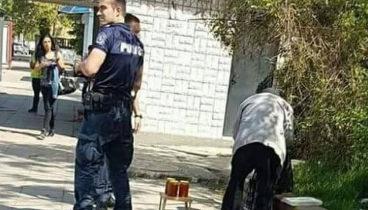 През последните дни в социалните мрежи снимка на двама полицаи, които стоят пред дядо, продаващ мед, възмути интернет потребители