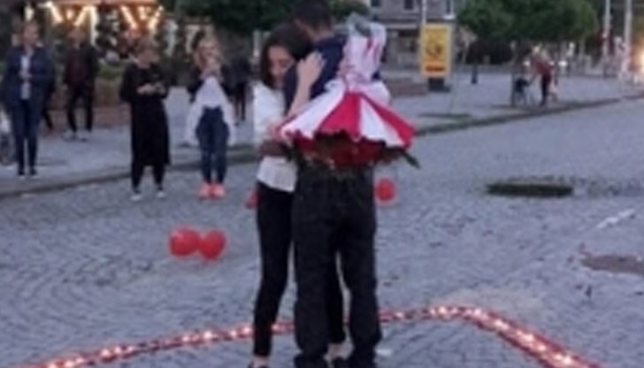 Младият мъж реши да направи съпричастни към щастието си и случайните минувачи