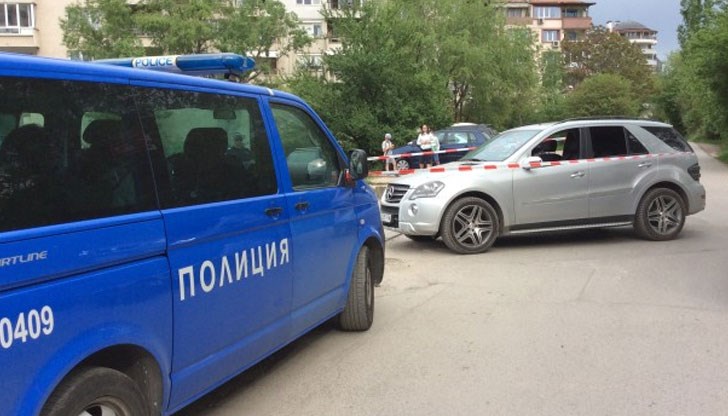 Маскираните ченгета завардили Петър и авера му Асен пред гараж и ги спипали с крадена Мазда Маскираните ченгета завардили Петър и авера му Асен пред гараж и ги спипали с крадена Мазда